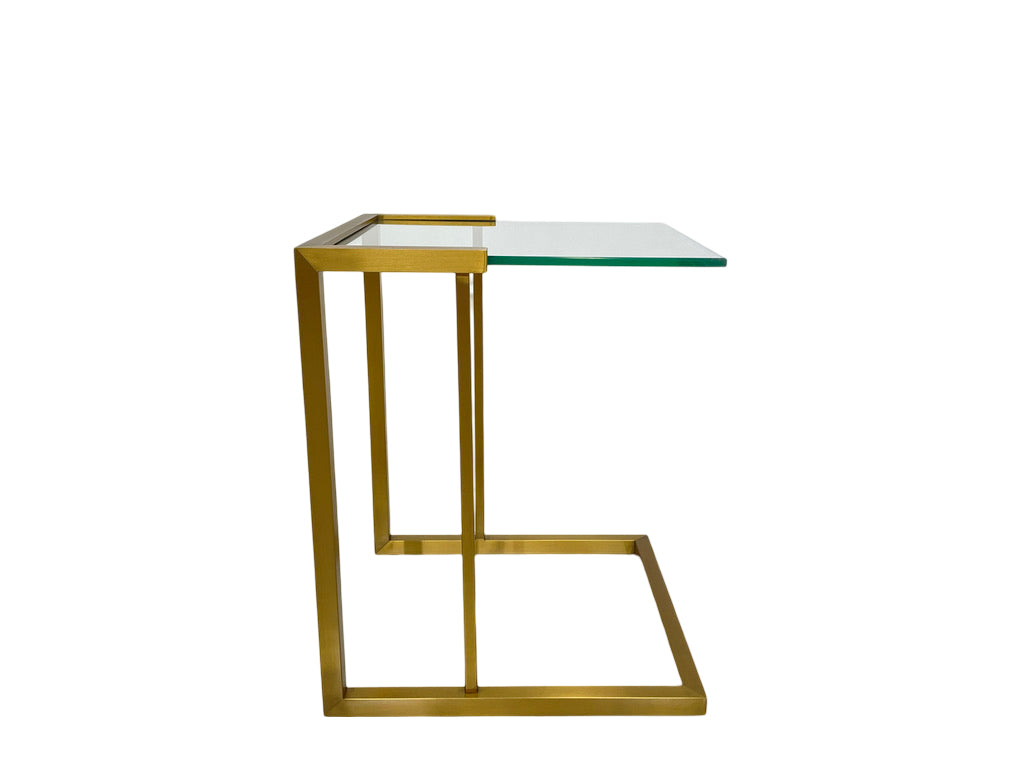 طاولة جانبية بسيطة مع سطح زجاجي وقاعدة من الفولاذ المقاوم للصدأ - تتناسب بشكل مريح تحت الأريكة.